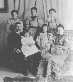 William A. Beers family, c.1895. Back row: Bessie, Mattie, Edna. Front row: William, Ollie, Marguerite, Sally.