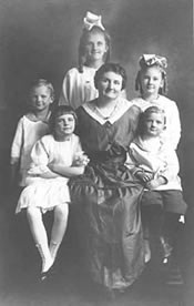 Family of Abe Howarth Jr., c. 1918. Carrie Marie Body Howarth (mother, center), and clockwise from lower left: Elizabeth, William A., Helen, Evelyn, and Carl.